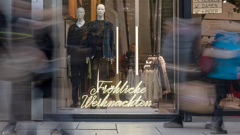Wer noch letzte Besorgungen machen will, sollte sich an Heiligabend und Silvester sputen. Foto: Roessler/DPA