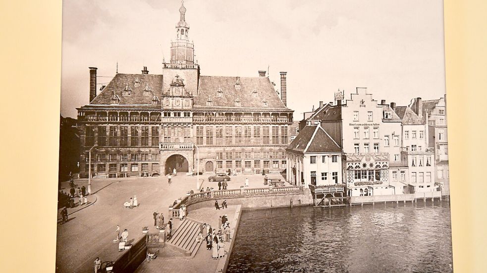 Dieses Bild von Emden vor den Kriegsjahren hängt im Zimmer von Tini Docter. So hat auch sie die Seehafenstadt noch kennengelernt.