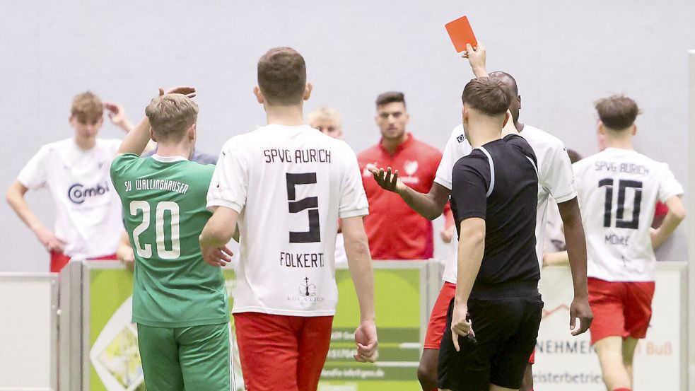 In den ersten beiden Herren-Partien des Tages sahen Torhüter Rot.