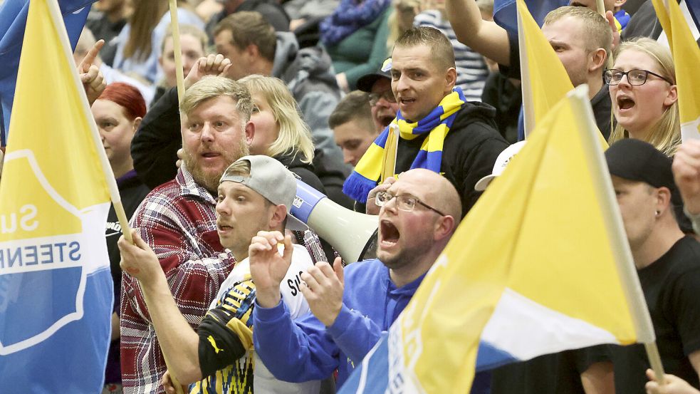 Wilke Zierden sorgte mit Megafon für Stimmung und motivierte den SuS-Anhang.