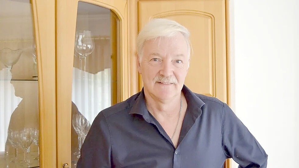 Der Auricher Robert Scharf sammelt seit seinem fünften Lebensjahr Briefmarken, Postkarten und andere historische Stücke. Foto: Archiv/Eva van Loh