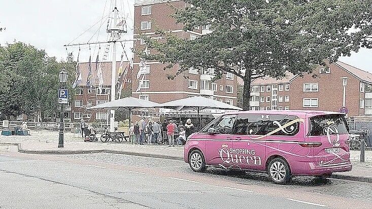 Das berühmte Shopping-Mobil vor dem Fischimbiss am Hafentor in Emden. Foto: Weiden/Archiv