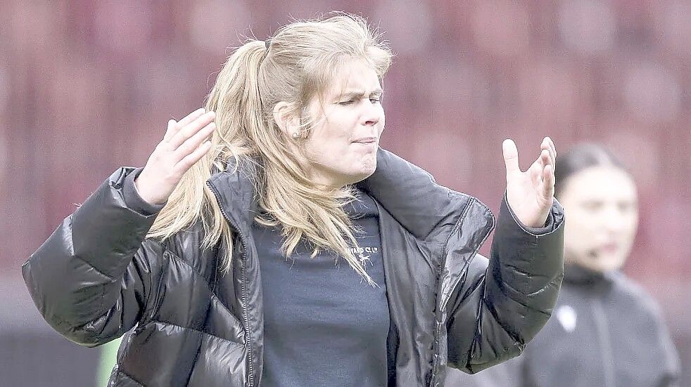 Imke Wübbenhorst stand nicht nur neben dem Fußballfeld, sondern auch vor den Kameras. Foto: Imago