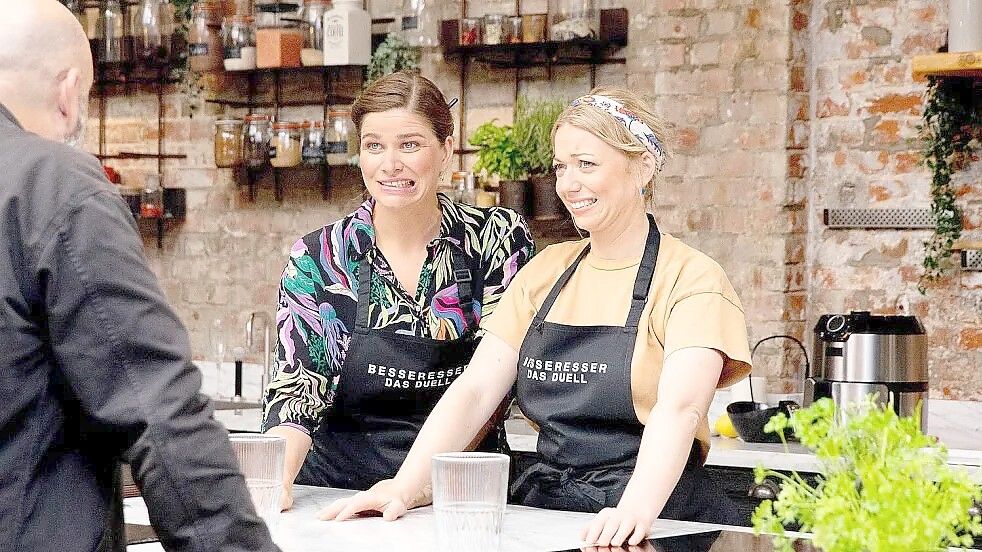 Wie beurteilt Jurymitglied Koral Elci (links) die Pannfischgerichte von Zora Klipp (rechts) und Antje de Vries (Mitte)? Foto: ZDF/Claudia Timmann