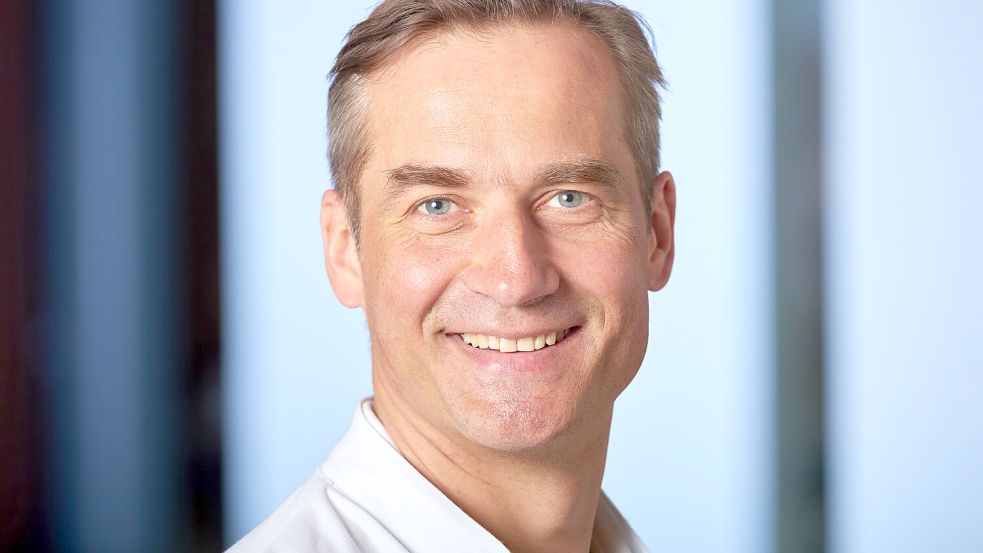 Dr. Knut Busching, Chefarzt der Abteilung Plastische, Hand- & Ästhetische Chirurgie wirbt regelmäßig für mehr Sicherheit im Umgang mit Feuerwerkskörpern. Foto: Borromäus Hospital Leer