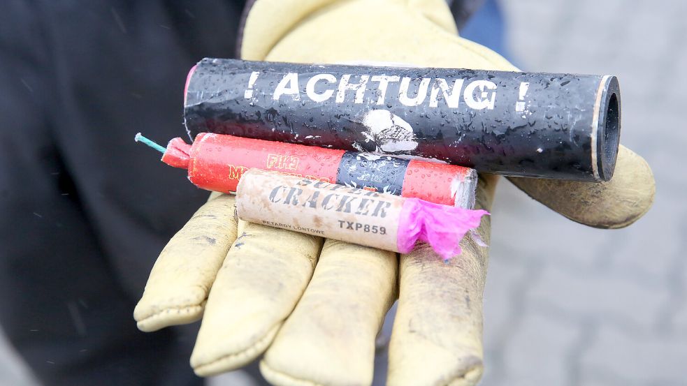 Bei Pyrotechnik muss man auf die Kennzeichnung achten. Symbolfoto: Bodo Marks/dpa