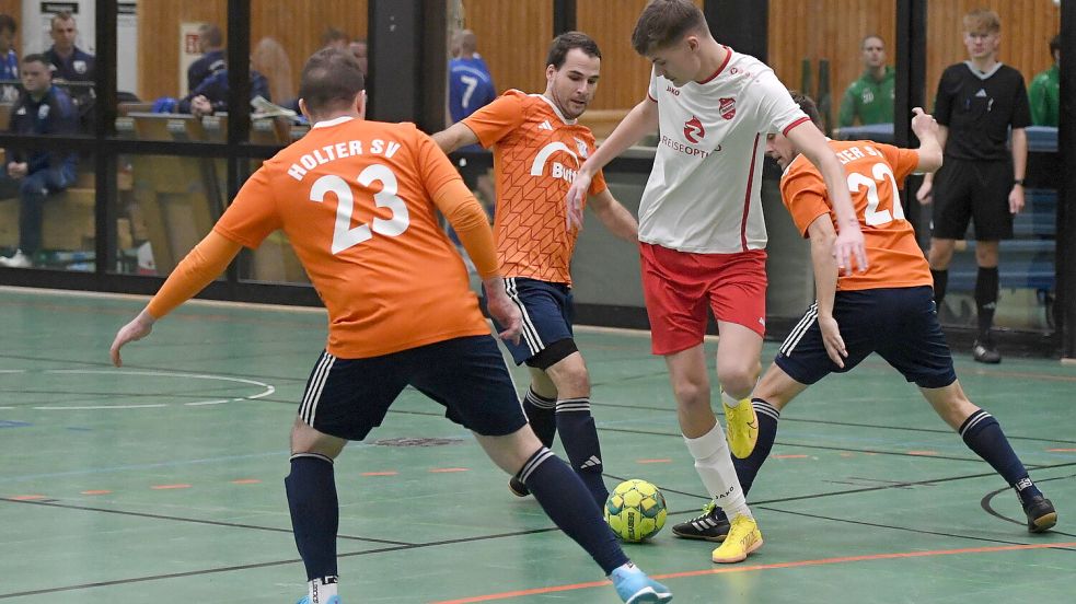 Concordia Ihrhove (weißes Trikot Ole Janssen) besiegte den Holter SV mit 5:2.