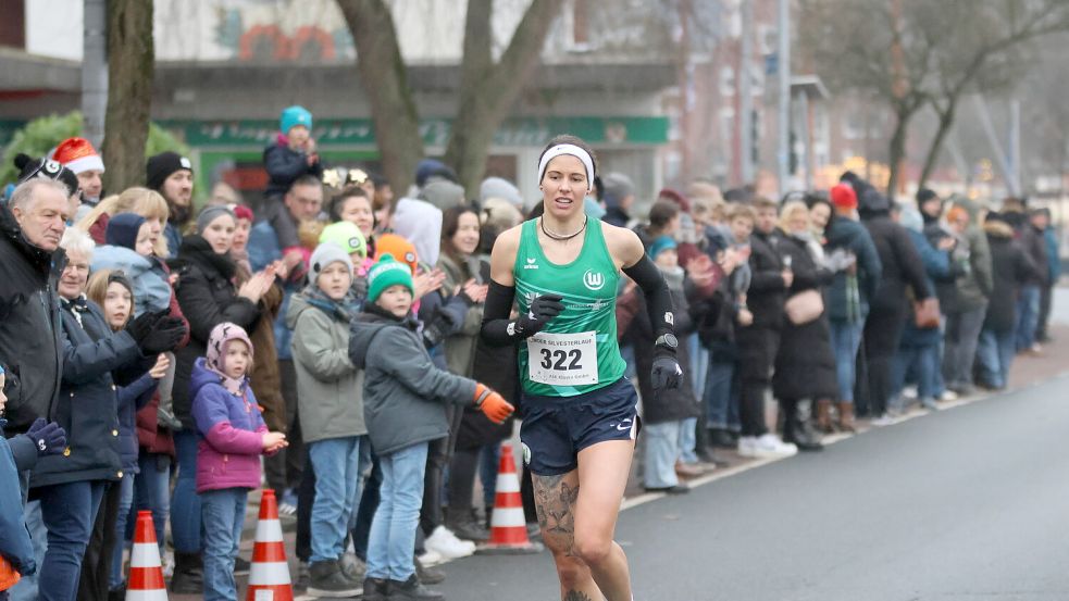 Einen tollen Empfang bereiteten die Zuschauer den Läuferinnen und Läufern. So auch der Fünf-Kilometer-Siegerin Rebekka Gerdes vom VfL Wolfsburg. Foto: Leismann