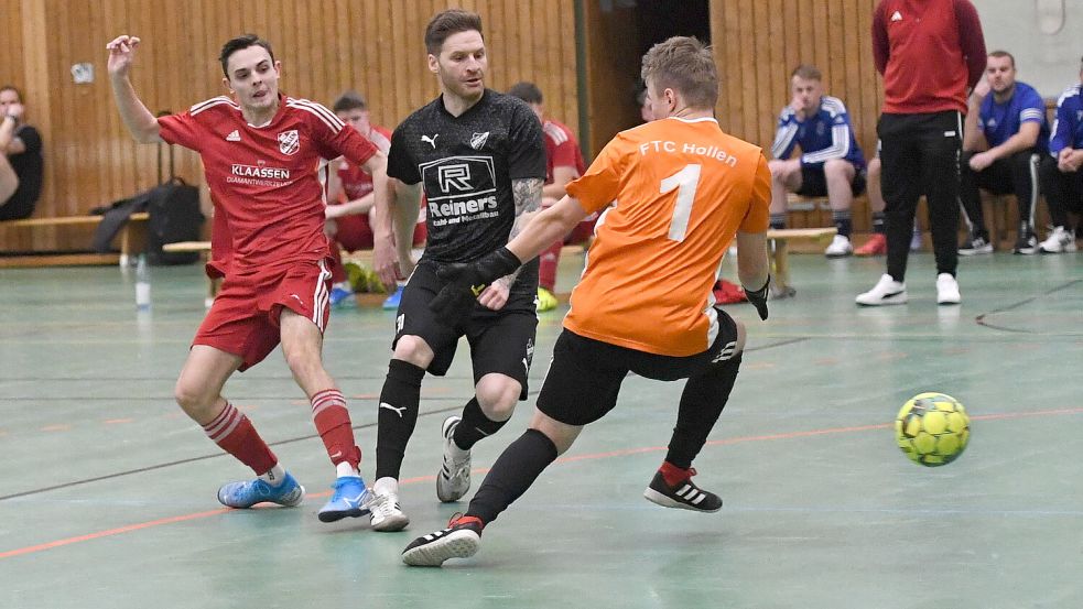 Firrels Reinhard Grotlüschen (Mitte) erzielte das 2:0 gegen Hollen.