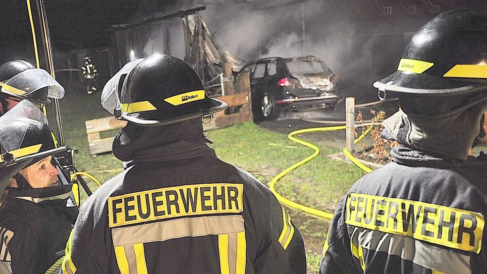 Unter anderem in Bunde war die Feuerwehr in der Silvesternacht im Einsatz. Foto: Wolters/Archiv