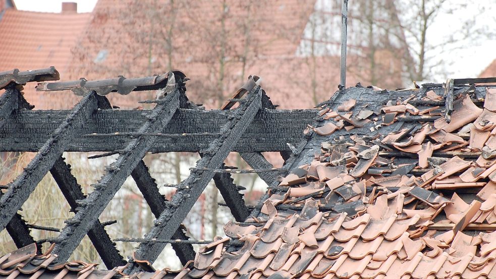Ein ausgebranntes Dach: Zum Jahreswechsel nehmen Immobilien Schaden. Symbolfoto: Pixabay