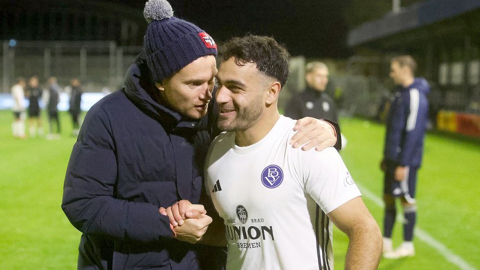 Im Oktober trat Nikky Goguadze noch mit dem Bremer SV in Emden traf, traf dabei auch Kickers-Manager Henning Rießelmann. Foto: Doden/Emden