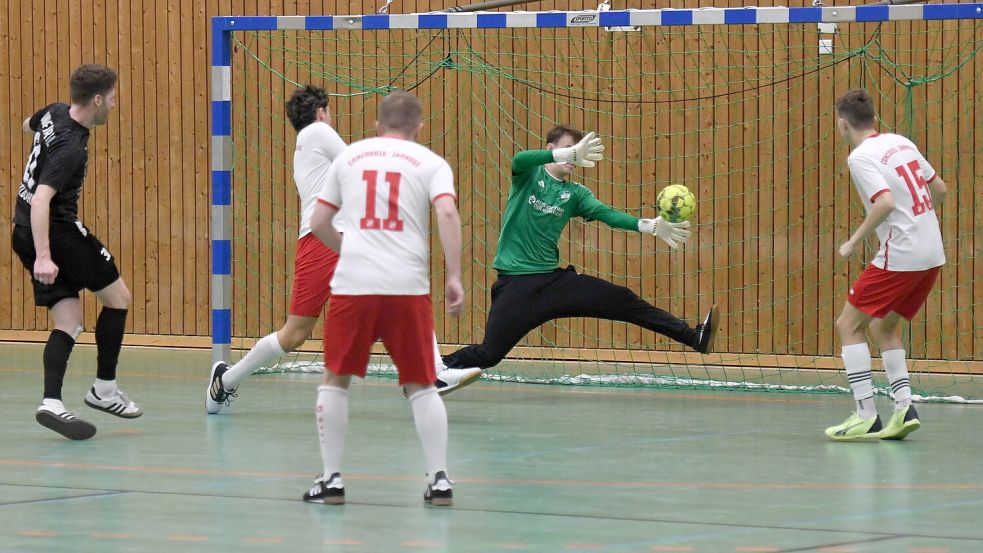 Dramatisch verlief das Halbfinale zwischen GW Firrel (links Reinhard Grotlüschen) und Concordia Ihrhove, mit dem starken Torwart Florian Hillebrand (Mitte). Foto: Damm