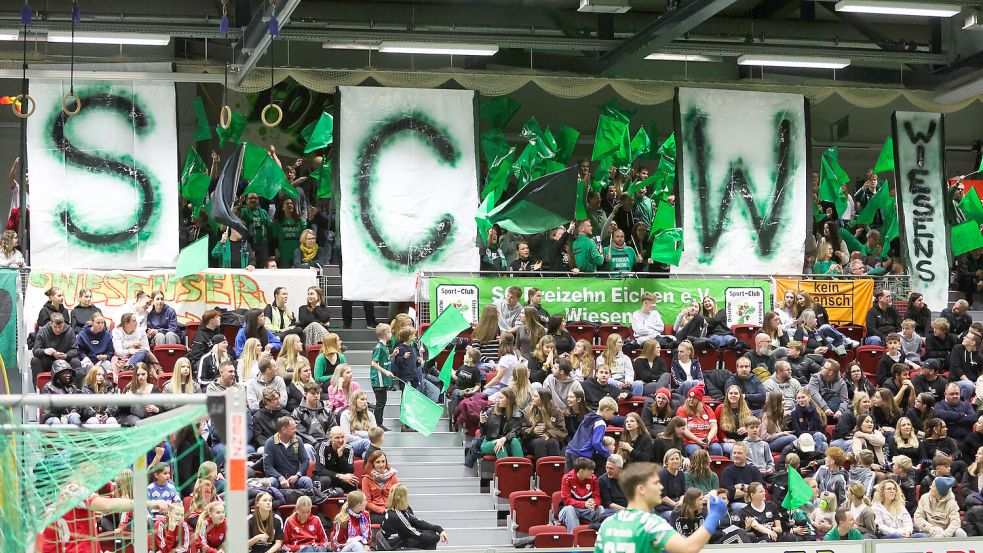 Die Anhänger des SC Wiesens waren optisch und akustisch die Helden der Tribüne.Fotos: Doden/Emden