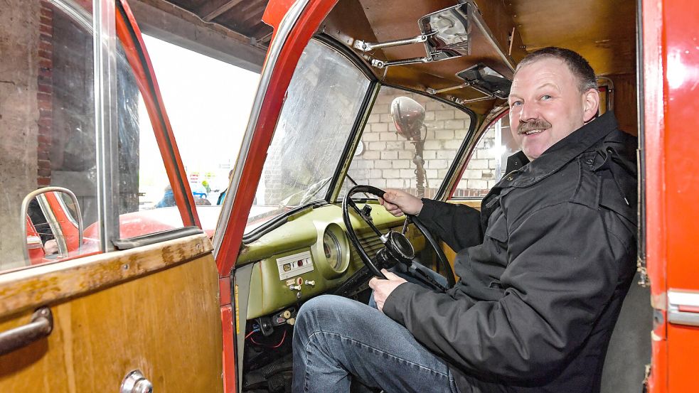 Viel Komfort bietet der alte Wagen nicht. Udo Kuhr ist aktives Mitglied der Feuerwehr in Hesel und kennt heutige Fahrzeuge zum Vergleich. Foto: Ortgies