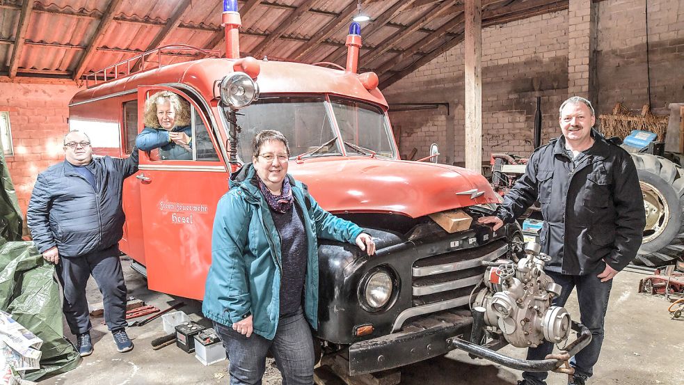 Udo und Waltraud Kuhr (von links) und Elke und Jens Boelsems sind von dem Oldtimer schwer begeistert. Foto: Ortgies