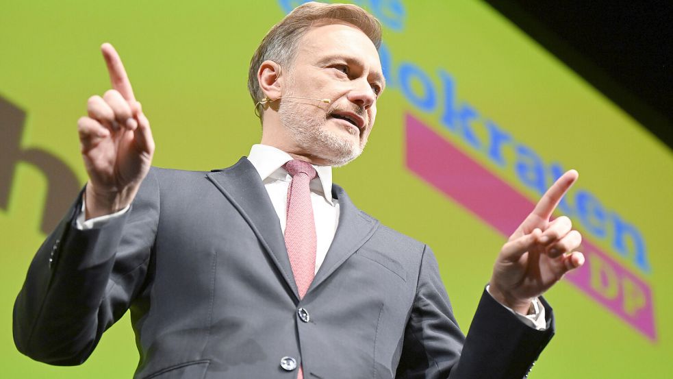 Dirigent einer Partei in der Krise: Christian Lindner beim Dreikönigstreffen der FDP. Foto: dpa/Bernd Weißbrod