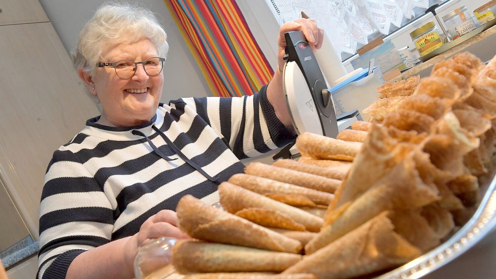 Landfrauen können backen – Annegret Bommelmann hat den Verein in Jemgum zum Jahreswechsel mit Neujahrskuchen versorgt. Foto: Ortgies