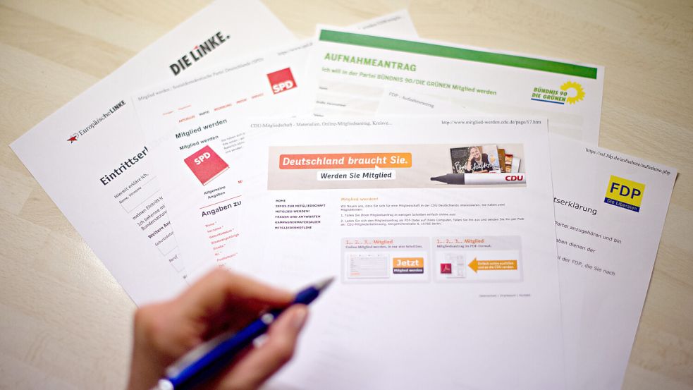 Online-Eintrittserklärungen und Aufnahmeanträge der Parteien Die Linke (l-r), SPD, CDU, Grüne und FDP liegen auf einem Tisch. Niedersachsens Parteien melden zum Teil kräftige Zuwächse. Foto: dpa/Daniel Bockwoldt