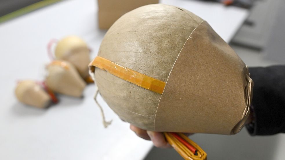 Durch den unsachgemäßen Gebrauch illegal beschaffter Kugelbomben sind Silvester schwere Verletzungen und schwere Beschädigungen passiert. Foto: Gambarini/dpa