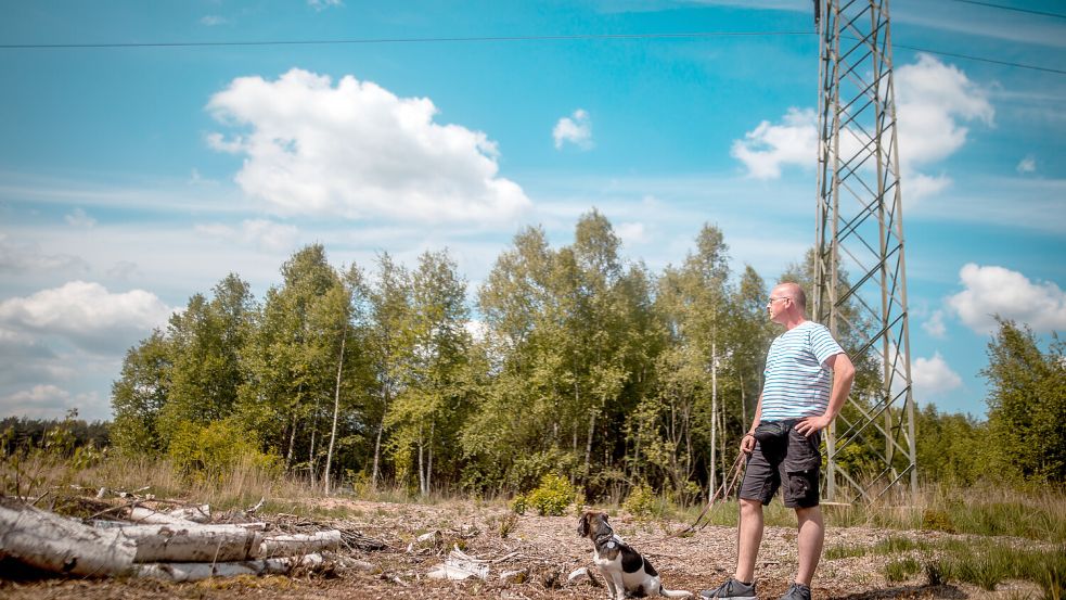 Diedrich Kleen im Mai 2023 an der damals vom Netzbetreiber Avacon für einen Hochspannungsmast gerodeten Bereich am Ottermeer. Hier sollte die Freilauffläche entstehen – jetzt kam eine Absage wegen schutzwürdiger Biotope. Foto: Archiv/Cordsen