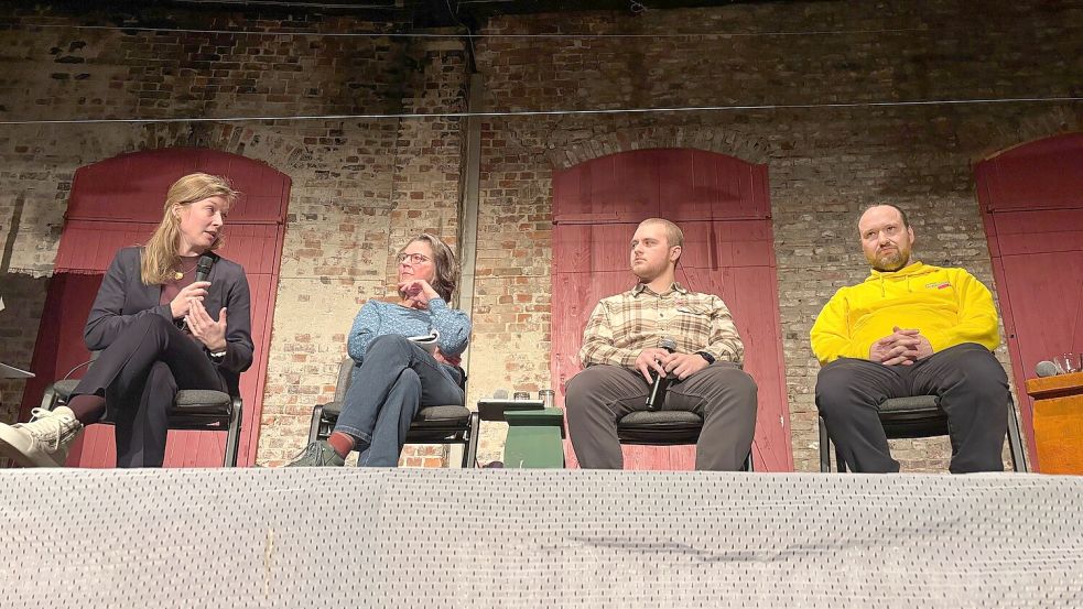 Viere der sechs Bundestagskandidaten für den Wahlkreis 26 nahmen an der Debatte teil (von links): Siemtje Möller (SPD), Ulli Maus (Grüne), Vincent Janßen (Die Linke) und Robert Wegener (FDP). Foto: Oltmanns