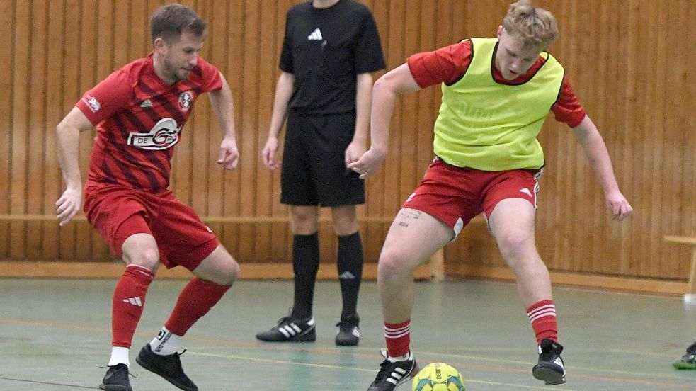 Der TV Bunde (rechts Tilo Meyer) war Titelverteidiger, wurde diesmal aber im Halbfinale vom VfB Uplengen (links Marko Terviel) ausgebremst. Foto: Damm