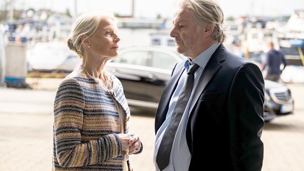 Die Werfteigentümer Barbara (Corinna Kirchhoff) und Henning Nittum (Max Herbrechter) stehen kurz vor einer Präsentation, die ihr Lebenswerk krönen könnte. Foto: ZDF/Michael Kötschau