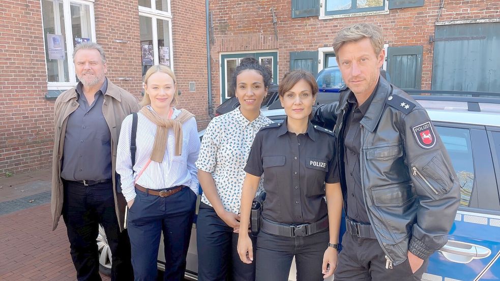 Drehten im August/September 2023 den 22. Teil der „Friesland“-Krimireihe: Felix Vörtler, Katharina Hintzen, Veronique Coubard, Sophie Dal und Maxim Mehmet. Foto: Nording/Archiv