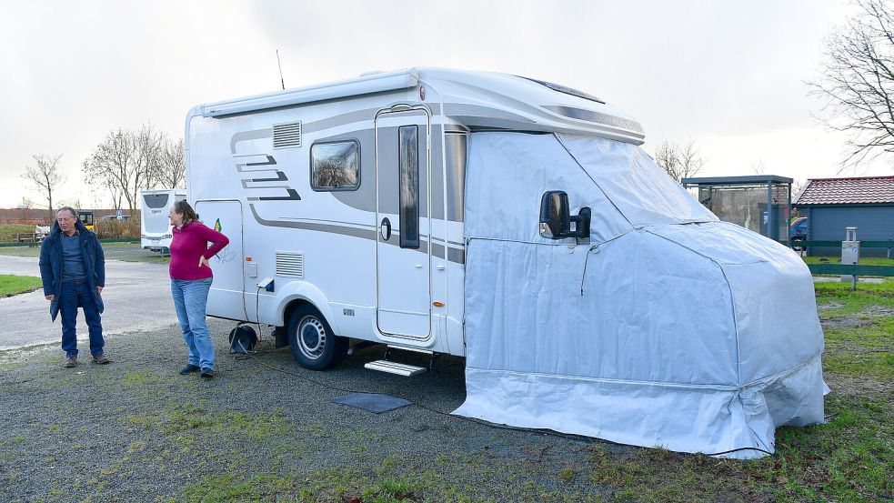 Das Wohnmobil von Gerd und Sabine ist gut eingepackt. So soll die Wärme im Inneren erhalten werden.