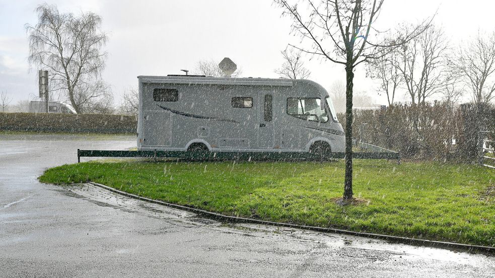 Sonne, Sturm, Hagel: Ein paar mutige Urlauber trotzen dem wechselhaften Wetter an der Küste.