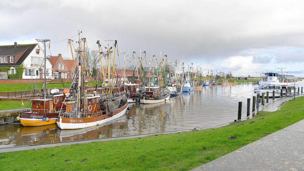 Wo im Sommer viel los ist, ist es heute ganz ruhig: der Greetsieler Kutterhafen.