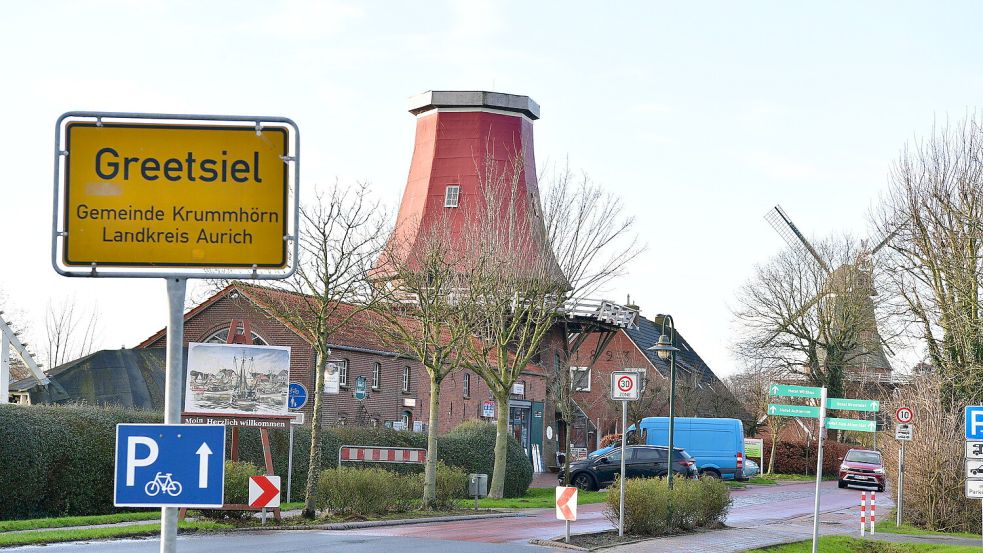 Im Januar ist nicht viel los in Greetsiel – nur ein paar vereinzelte Urlauber schlendern durch das Dorf.