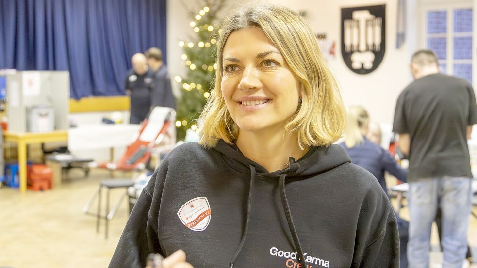 Dreharbeiten in Neubörger: Unter anderem mit einem im Heimathaus produzierten Video wirbt Schauspielerin und Moderatorin Nina Bott fürs Blutspenden. Foto: Lars Schröer