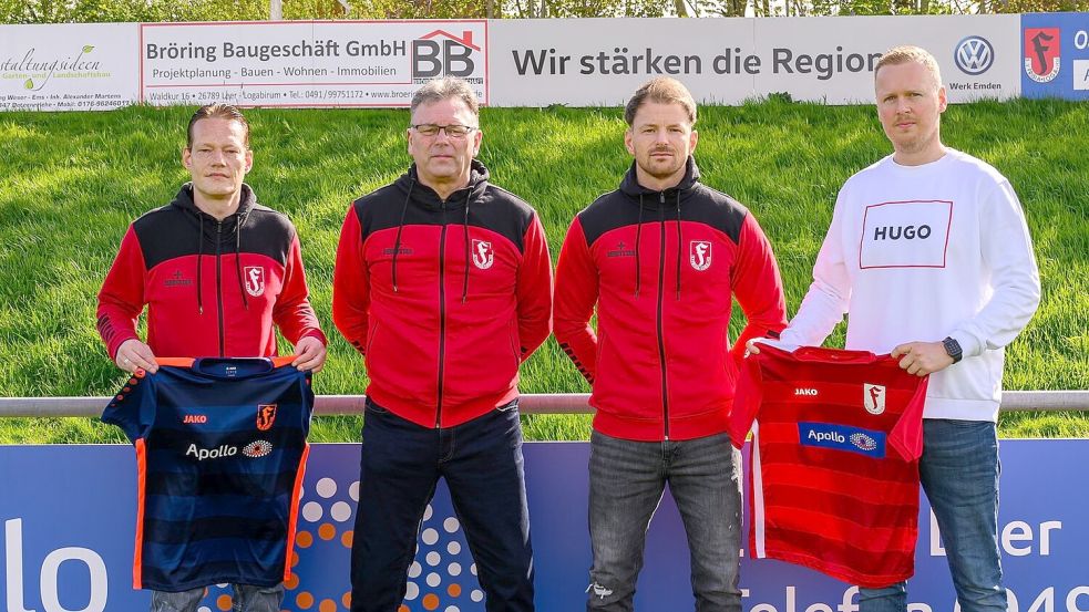 Kevin Böse (Zweiter von rechts) war erst im Sommer als Spielertrainer bei Frisia Loga vorgestellt worden. Foto: Archiv