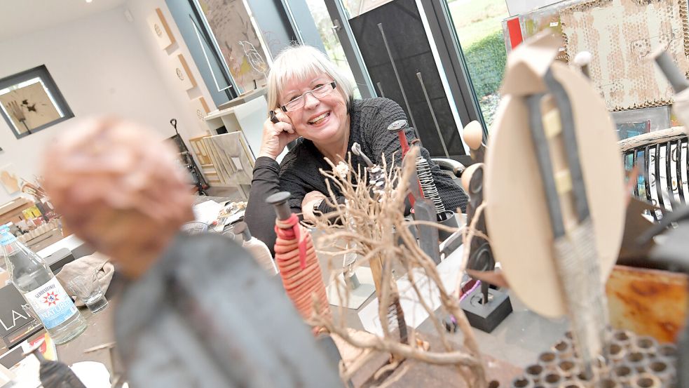 Gudrun Haug hat ein eigenes Atelier in ihrem Haus. Dinge, die sie im Alltag findet oder die aus der Produktion in der Firma ihres Mannes stammen, verarbeitet sie zu Kunstwerken. Foto: Ortgies