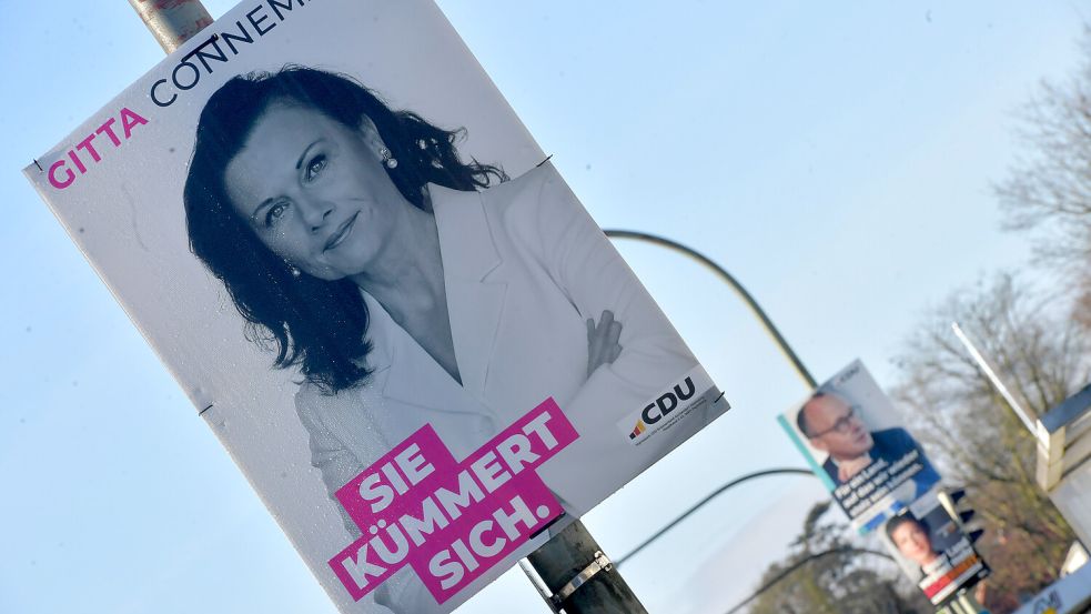 Auch die kleineren Wahlplakate an den Straßenlaternen wurden aufgehängt. Foto: Ortgies