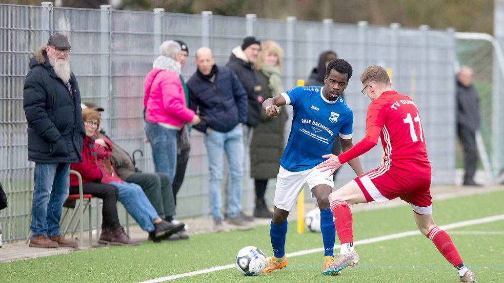 Der JFV Eintracht Emden verfügt auch über einen Kunstrasen. Den dürfen auch die Herrenteams der Stammvereine (hier BW Borssum im Spiel gegen Bunde) nutzen.