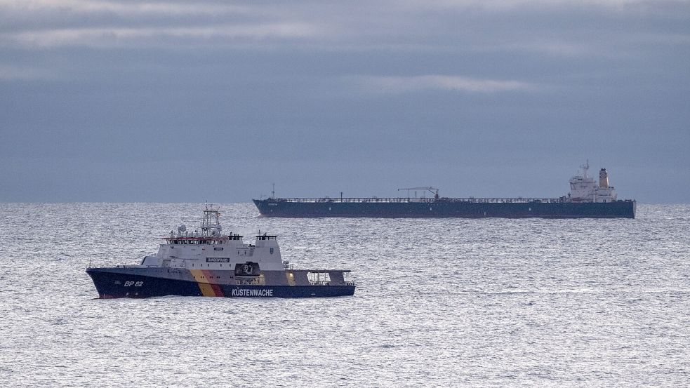 Das Bundespolizeischiff „Bamberg“ patroulliert vor dem manövrierunfähigen Tanker „Eventin“ vor Saßnitz. Er wird der sogenannten russischen „Schattenflotte“ zugerechnet. Foto: dpa