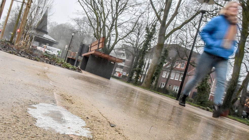 Teilweise sind Kuhlen auf der neuen Kunstpromenade, in denen sich Wasser und dann auch Eis sammelt. Foto: Ortgies