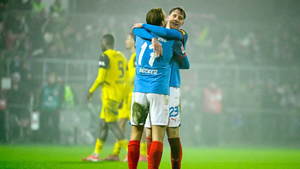 Lange war Lasse Rosenboom (rechts) der „Backup“ von Timo Becker. Inzwischen stehen beide zusammen in der Startelf und feierten Dienstag die Sensation. Foto: DPA