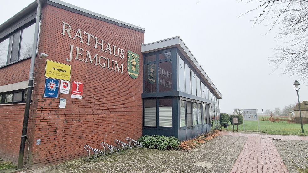 Das Rathaus in Jemgum ist in einem so schlechten Zustand, dass die Gemeinde seit langem über eine Sanierung oder einen Umzug diskutiert. Foto: Gettkowski