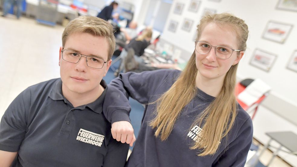Maximilian Keller und Vievien Brands von der Freiwilligen Feuerwehr Wiesmoor sind für die Organisation des Spendelokals zuständig. Foto: Ortgies
