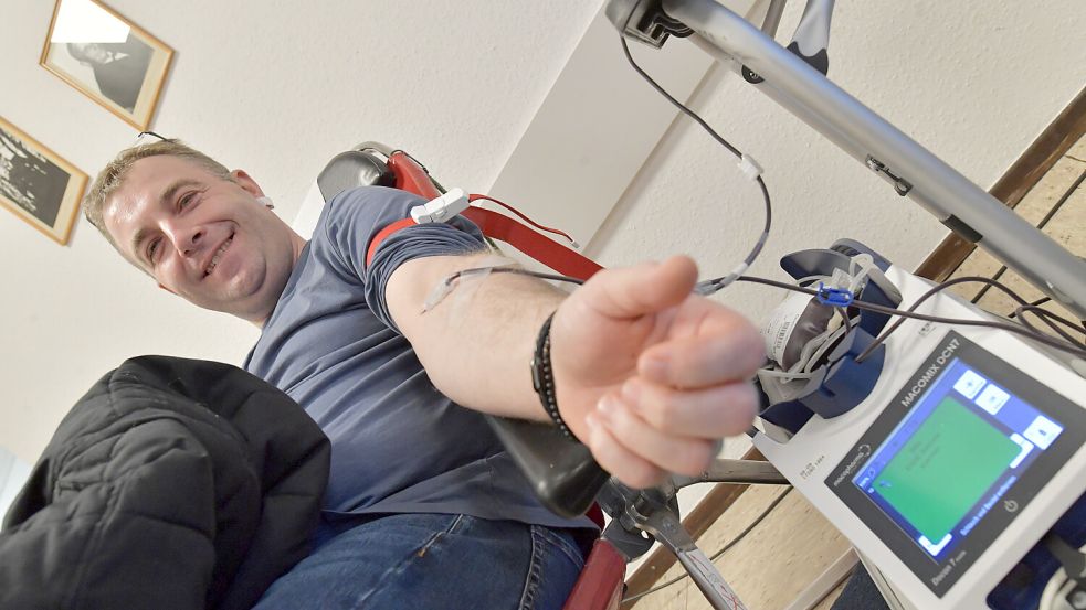 Uwe Ackermann aus Aurich kommt extra nach Wiesmoor zum Blutspenden. Foto: Ortgies