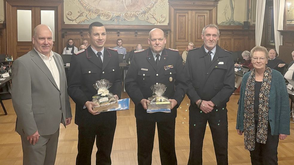 Bürgermeister Claus-Peter Horst (links), die stellvertretende Ratsvorsitzende Gudrun Bonow (von rechts), Stadtbrandmeister Jan Doosje und der bisherige stellvertretende Stadtbrandmeister Jens Winkelmann gratulieren Alexander Beitelmann zu seinem neuen Amt. Foto: Löschen