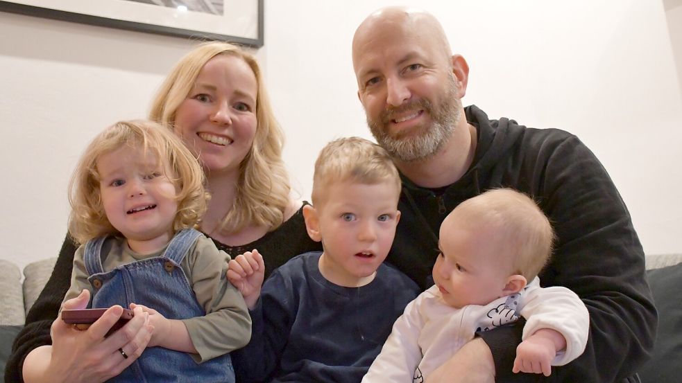 Carina Malzahn und Mirco Thielsch mit ihren Kindern Finna (von links), Tebbe und Neela. Foto: Ullrich