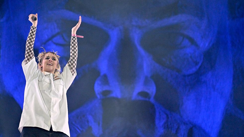 Die deutsche Musikerin Paula Carolina singt zur Eröffnung von Chemnitz als Europäische Kulturhauptstadt vor dem Karl-Marx-Monument. Foto: picture-alliance/dpa/Schmidt
