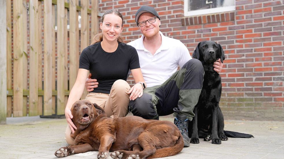 Bauer Andre mit seiner Hofdame Sophie. Sie verbrachte die Hofwoche im Juli 2024 bei ihm auf dem landwirtschaftlichen Betrieb in Friesland. Foto: RTL/Stefan Gregorowius/Archiv