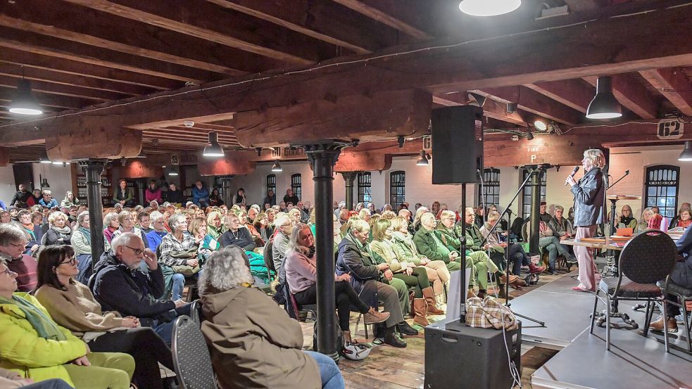Bei der ersten Versammlung am 23. Januar 2024 konnte Mechtilde Schratz (am Mikrofon) einen vollen Saal im Zollhaus in Leer begrüßen. Foto: Ortgies/Archiv