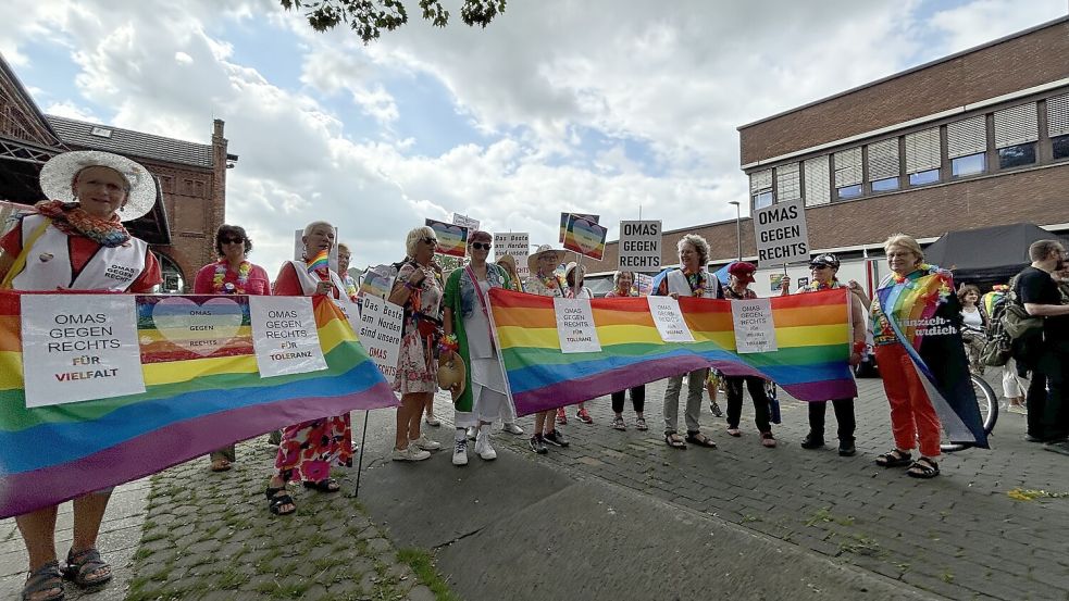 Beim Christopher Street Day in Leer waren die Omas gegen rechts mit Transparenten dabei. Foto: Heinig/Archiv